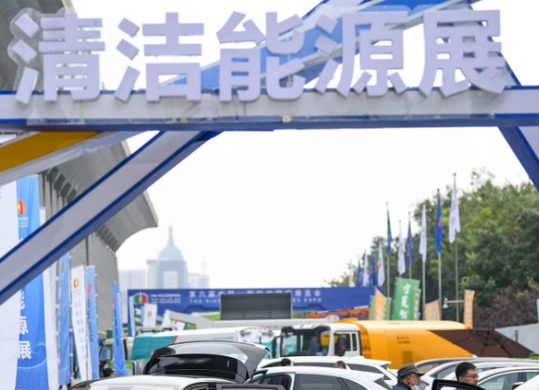 中国车企正在积极拓展新能源汽车“新版图”，不仅是在更多的国家推广新能源汽车，而且不断提高新能源汽车在国际场合的参与度。在发展绿色能源、可持续交通成为全球趋势的大背景下，中国新能源汽车以环境友好、质量过硬在国际上赢得了良好口碑，而中国车企因地制宜设计满足不同地区气候条件的产品也为新能源汽车开辟出更多的“新蓝海”，为加快汽车产业国际合作、帮助其他国家应对气候变化贡献中国智慧。